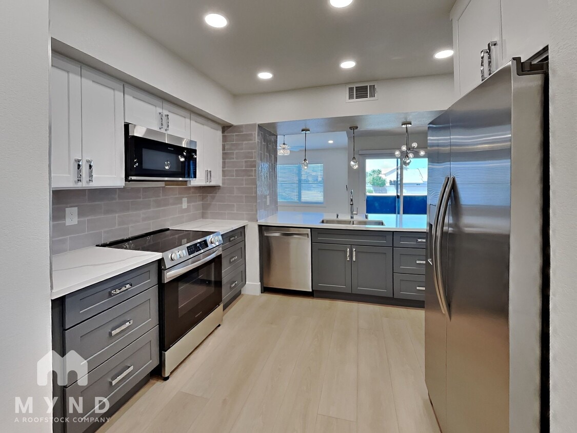 Foto principal - 9620 W Russell Rd