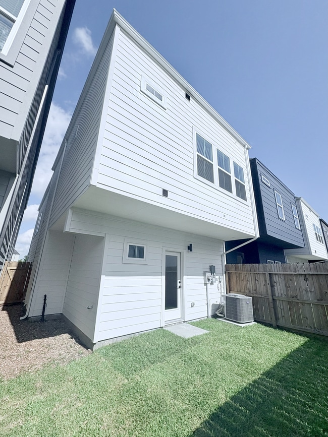 Building Photo - 3006 Jensen Dr