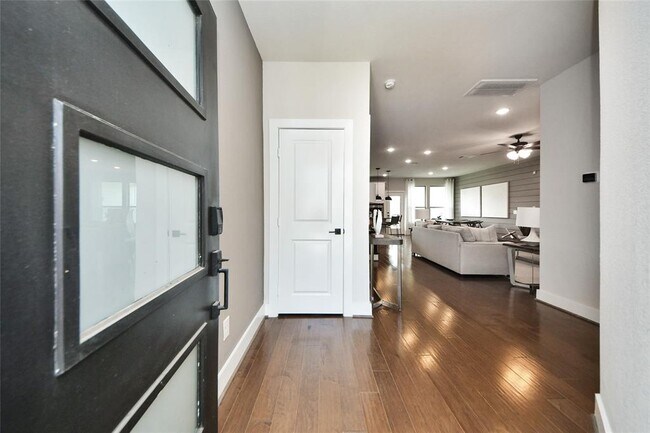 Building Photo - 1707 Summerlyn Ter Dr