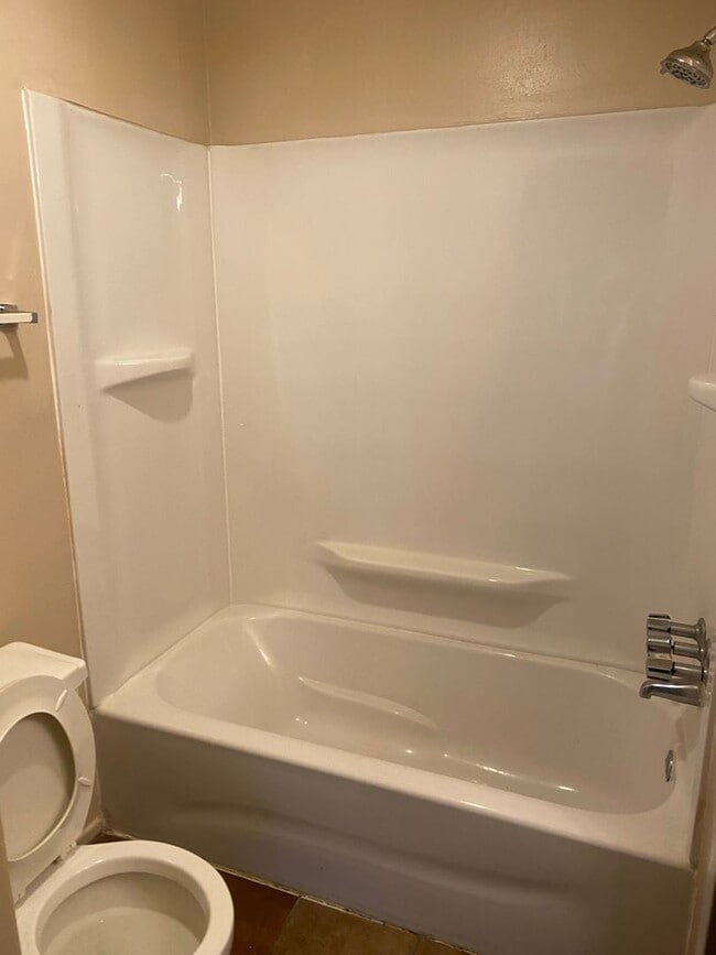 Building Photo - 2 bedroom 2 bath town home in a gated comm...