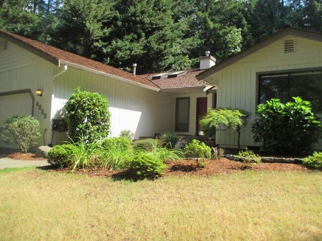 Building Photo - Beautiful 3 Bedroom Rambler located in Her...