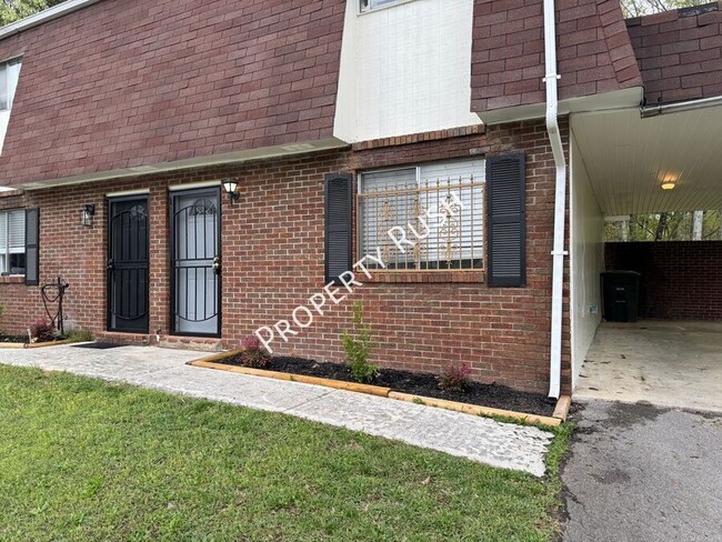 Building Photo - 2323 Green Forest Dr