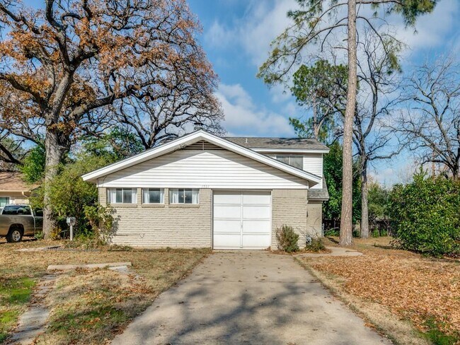 Building Photo - 1701 Chip-N-Dale Dr