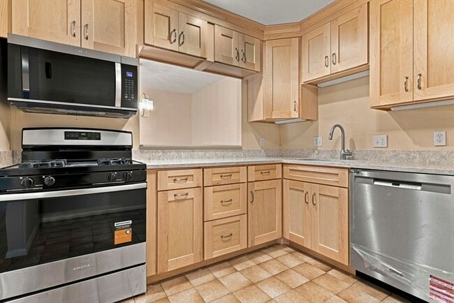 Building Photo - 147 Sylvan St