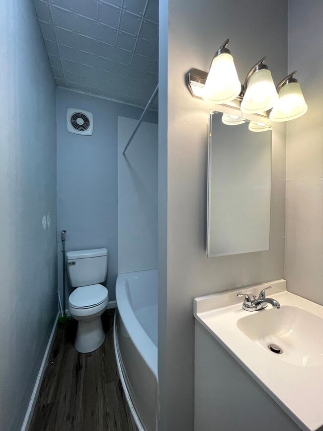 Building Photo - Bright Strawberry Mansion Apartment Close ...