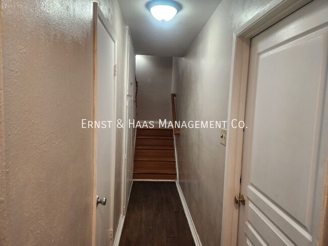 Building Photo - 4 Bedroom 2 Bath Townhome with 2 Car Attac...