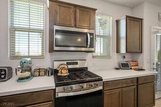 Building Photo - 611 Sedum Ave.