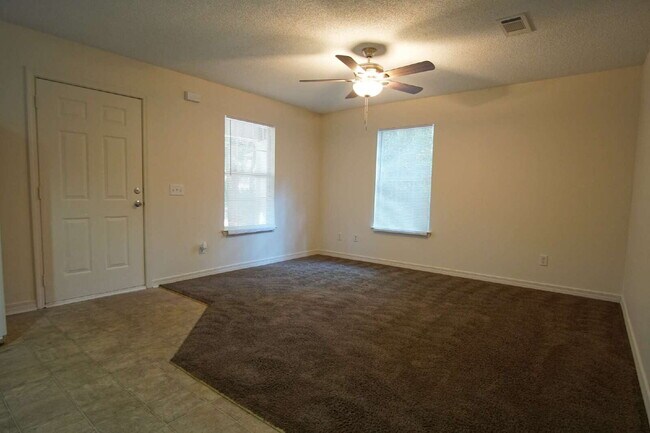 Foto del edificio - Pace 3BR Patio Home with Fenced Backyard & Open Floor Plan