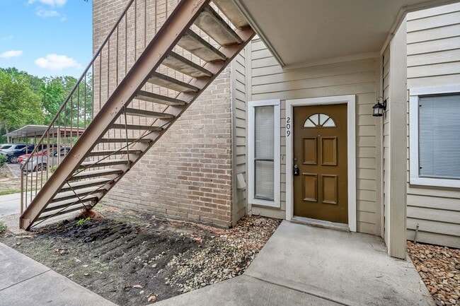 Building Photo - Cozy 2 bedroom in great neighborhood