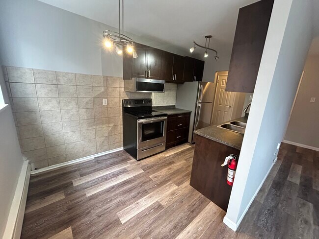 Photo du bâtiment - Spacious and Bright Two Bedroom