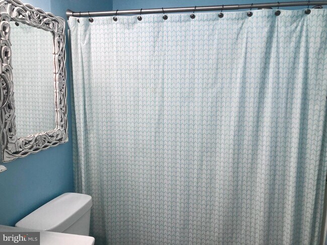 Foto del edificio - 332 Arbutus Dr