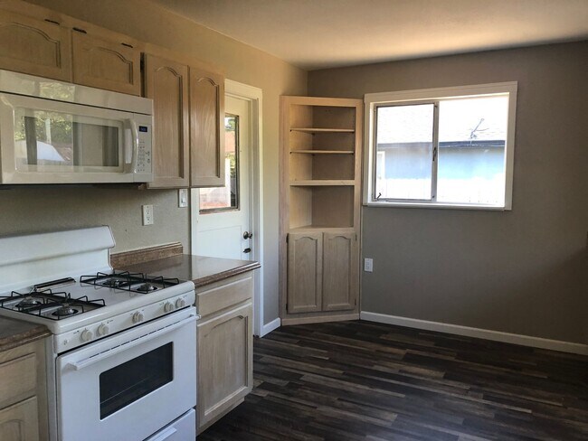 Foto del edificio - 3bed / 1 ba house in Yuba City