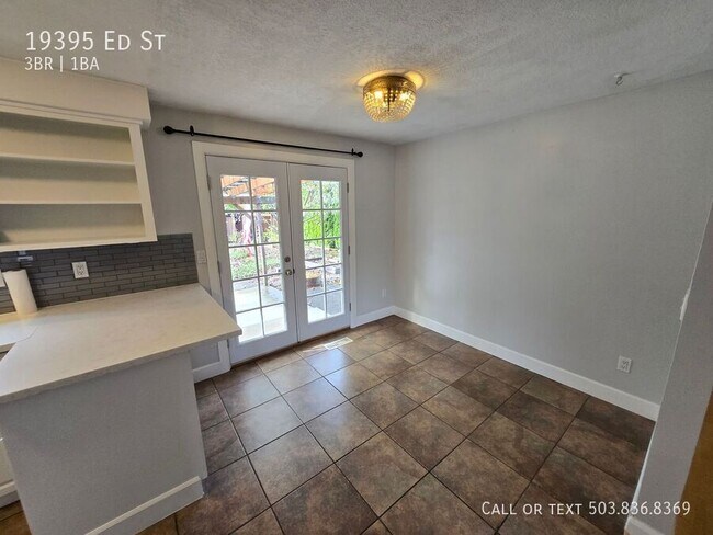 Building Photo - Home With Great Back Yard in Beautiful Ore...