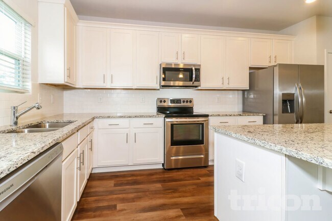 Building Photo - 2888 McKenzie Dr