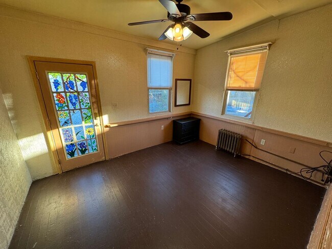 Building Photo - 2nd floor Apartment
