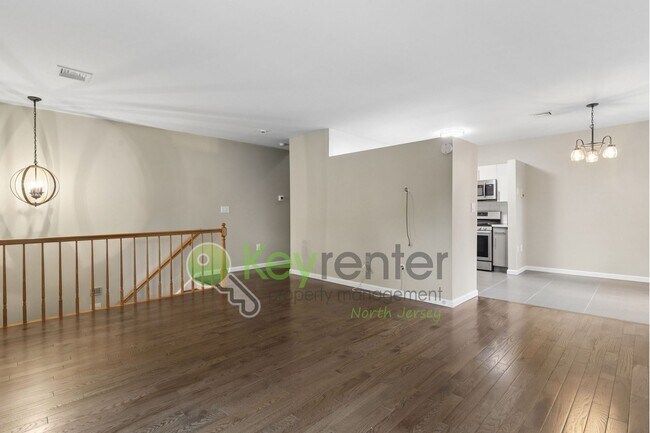 Foto del edificio - Spacious 2BR/2BA Duplex in Gated Community with Parking, Washer/Dryer & NYC Skyline Views
