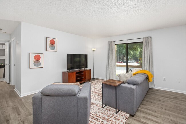 Foto del edificio - Furnished 1-Bedroom Condo with Modern Updates in Winston-Salem