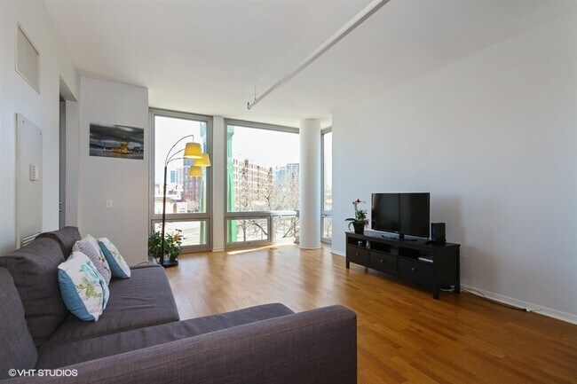 Foto del edificio - 437 W Division St