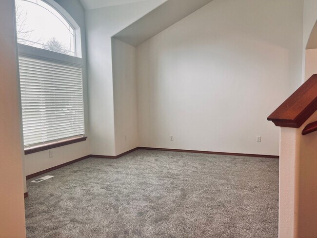 Foto del edificio - Enormous 4 Bed 2.5Bath + Bonus Room Great Lacey Neighborhood