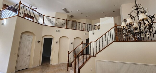 Foto del edificio - Spacious 5-Bedroom Home in Gated Las Vegas Community