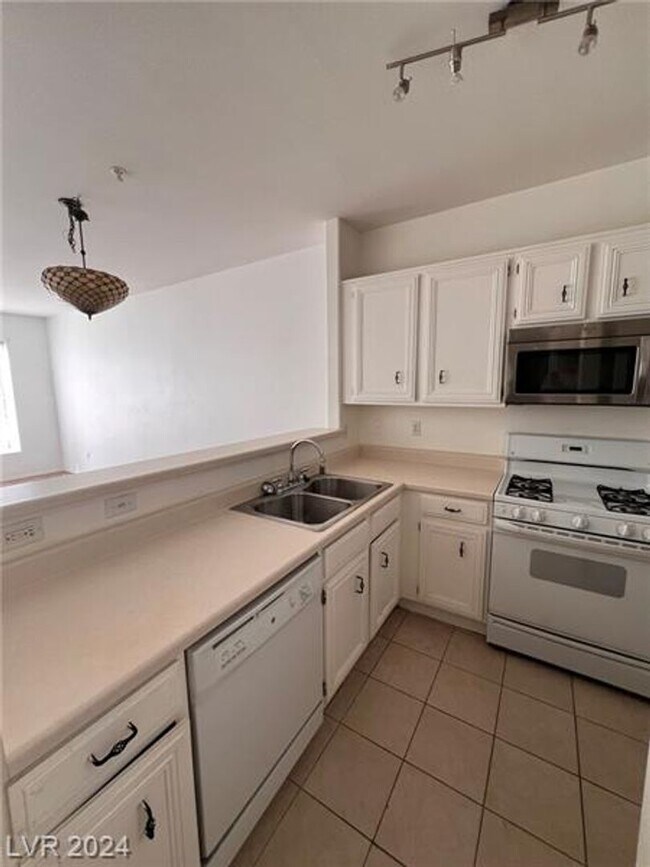 Building Photo - Gated Community / One Bedroom / 1 Car Garage