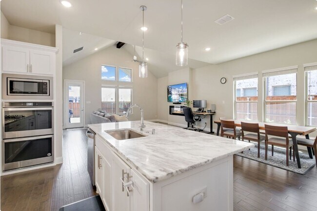 Foto del edificio - This 2019 built house has all you need! Location!