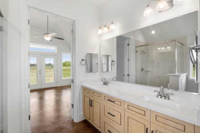 Building Photo - Enjoy country living and serenity in this ...