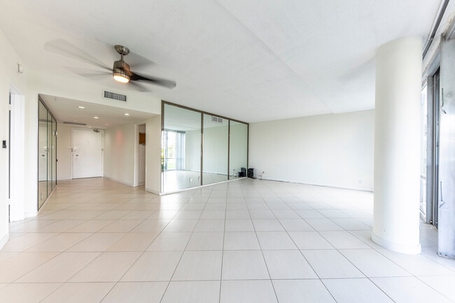 Foto del edificio - 900 Bay Dr