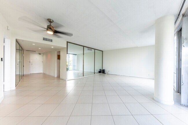 Building Photo - 900 Bay Dr