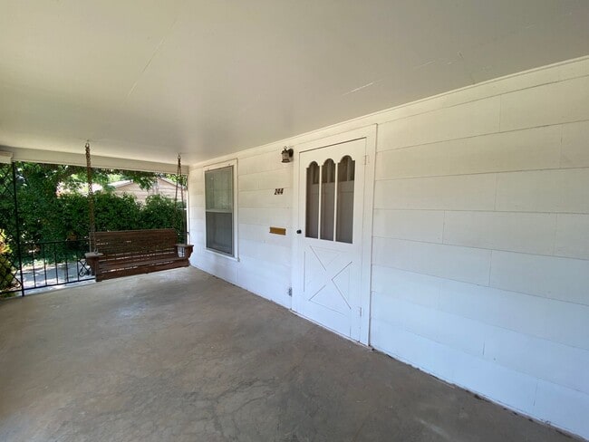 Building Photo - HUGE, 4 bedroom 3 bath home plus bonus room! NEW FLOORS, Available NOW!