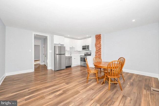 Building Photo - 230 S Market St