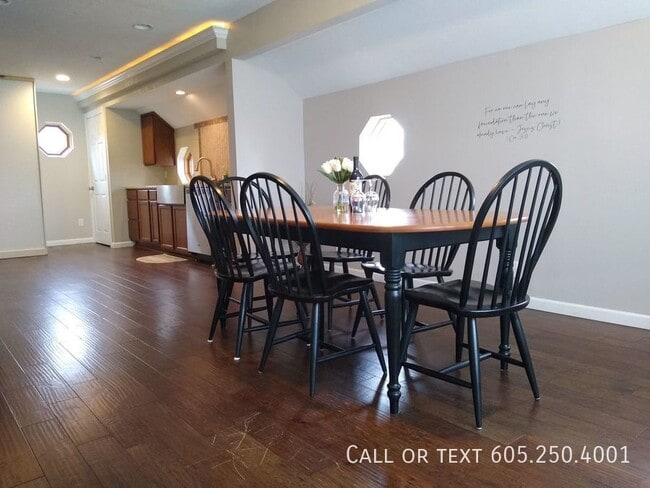 Building Photo - Amazing 4 Bed 2 Bath House Near Downtown S...