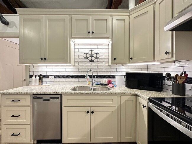 Foto del edificio - Fully Furnished & All-Inclusive Loft in Downtown South Boston – A True Show Stopper!