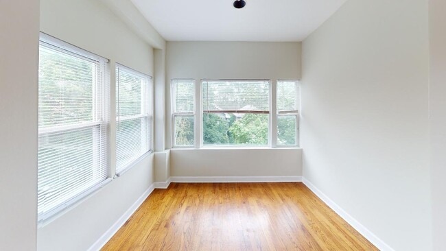 Building Photo - Rogers Park 2 Bed 1 Bath! Available 6/10 / Dog Friendly / Laundry In Building
