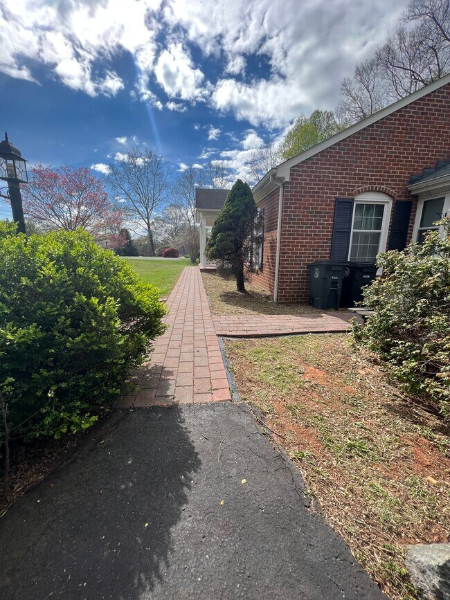 Foto del edificio - 6025 Rhonda Rd