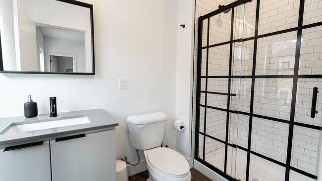 Full bathBed - 972 Capital St