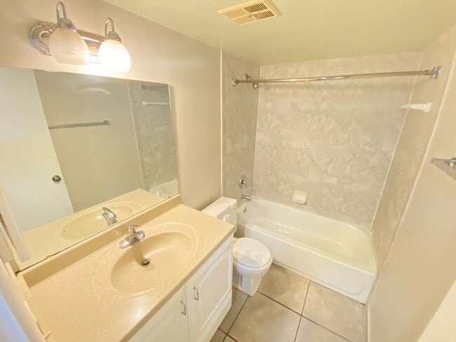 Building Photo - 584 Orange Dr