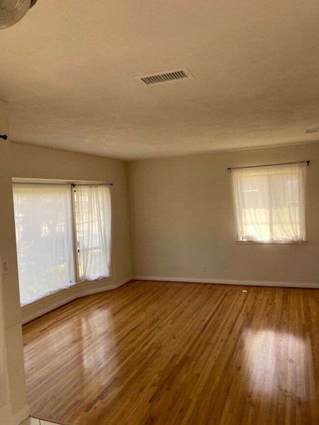 Building Photo - TWO BEDROOM HOME IN LAKEWOOD WITH AIR COND...