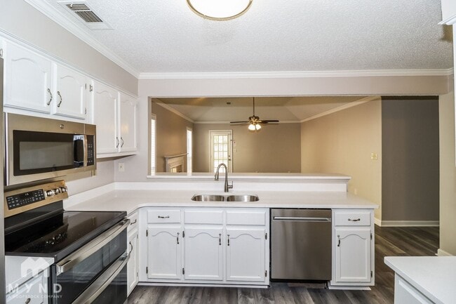 Building Photo - 9020 Pepper Hollow Ct