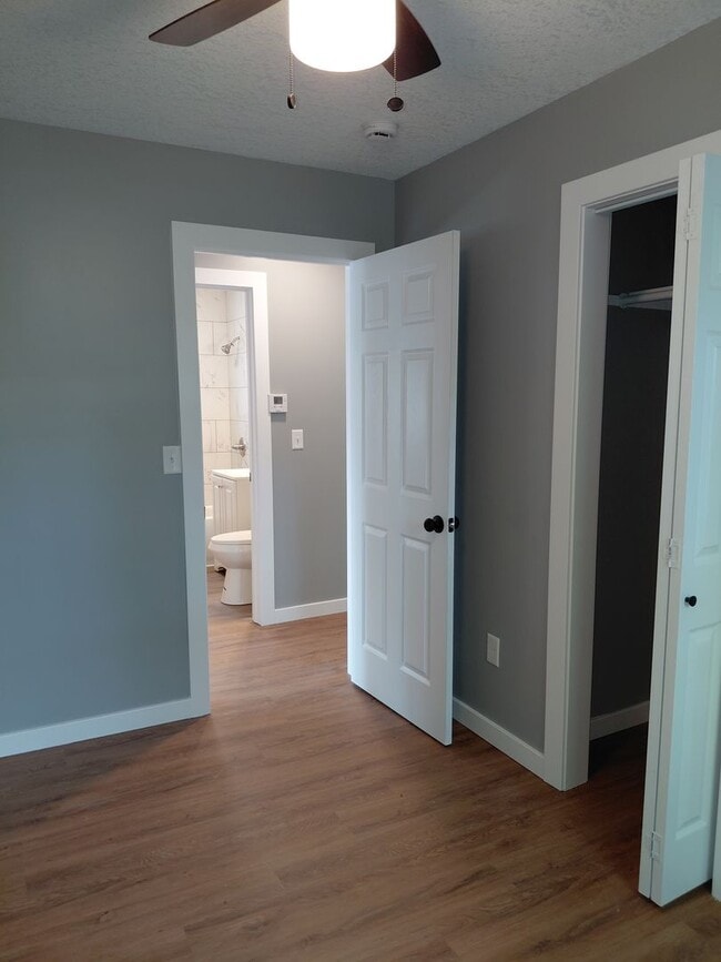 Building Photo - 411 SE Pinecrest Dr