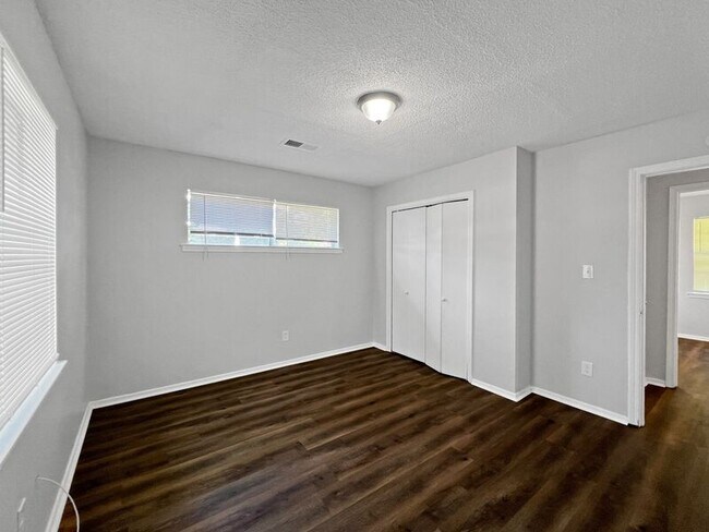 Building Photo - 5680 Chickasaw Dr