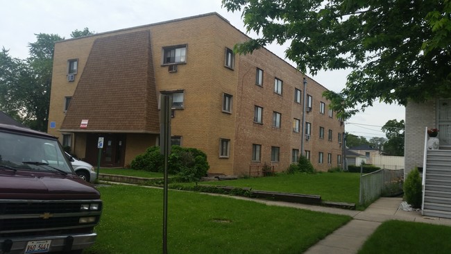 Building Photo - Summit 1 Apartments