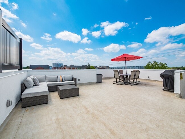 Building Photo - 1438 Indianola Ave