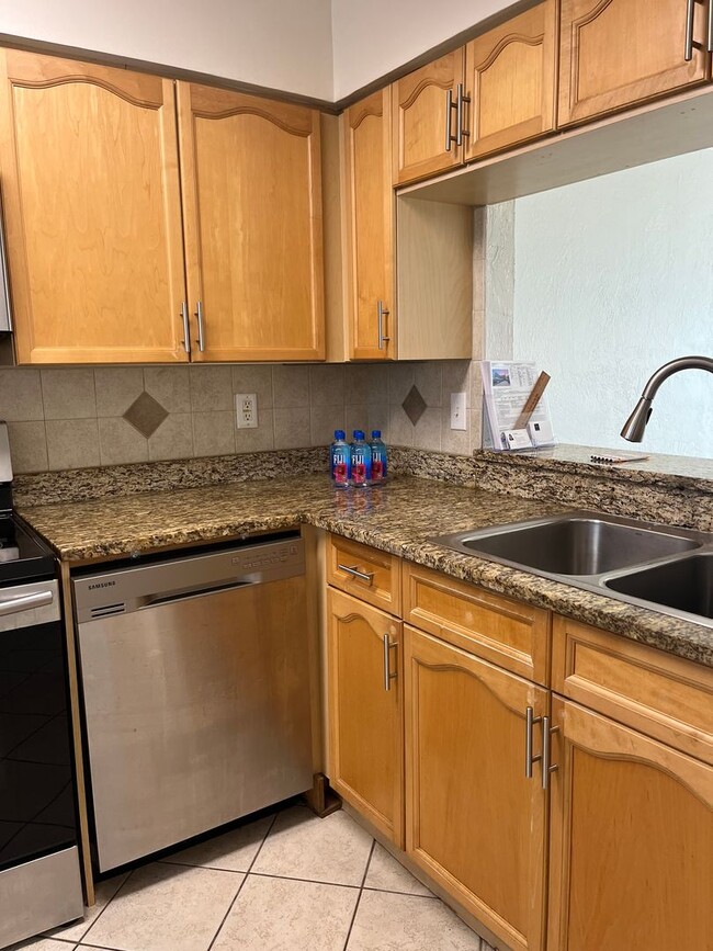 Building Photo - 2 bedroom 2 bath condo with spectacular views