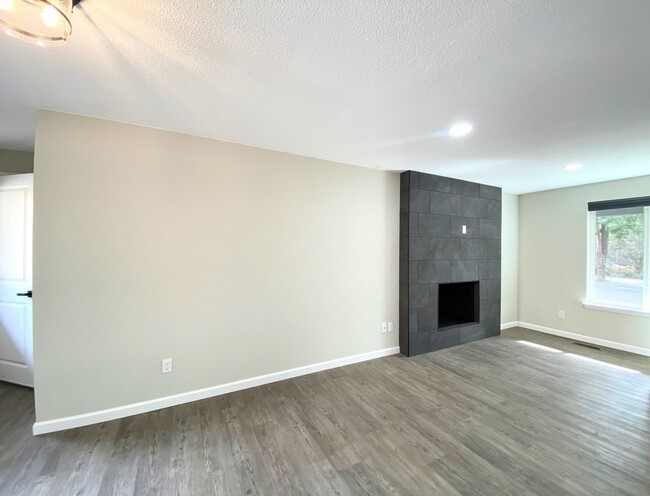 Building Photo - Gorgeous home in U.P. with custom features!