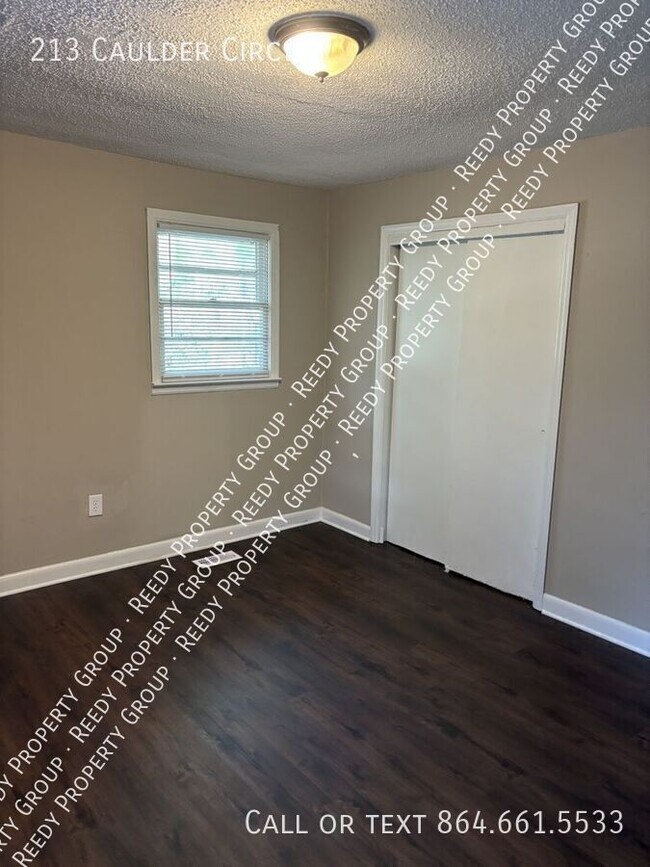 Foto del edificio - 213 Caulder Cir