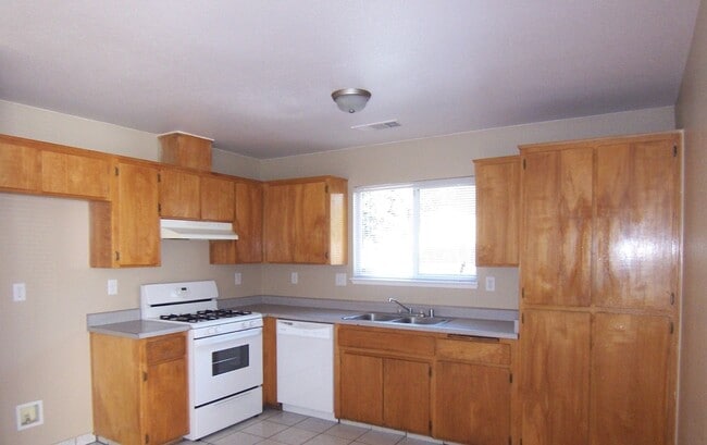 Building Photo - 1949 N. COURT 3 BEDROOM 2 BATHROOM   VISALIA