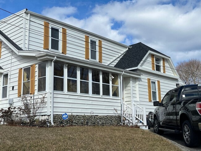 Sunny, Clean, Quiet 2 bedroom 1 bath 2nd floor apartment - Sunny, Clean, Quiet 2 bedroom 1 bath 2nd floor apartment