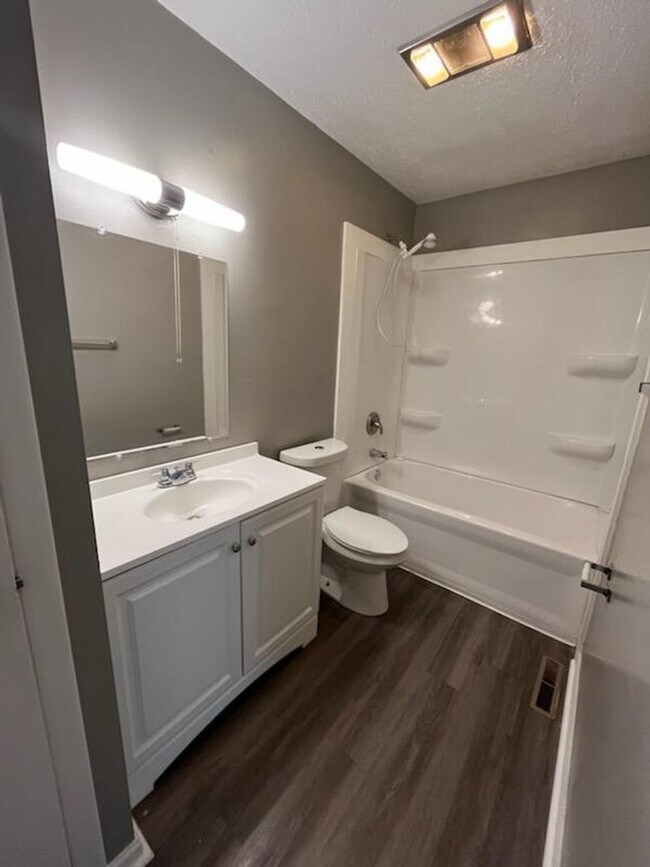 Foto del edificio - 2 bedroom 1.5 bath triplex