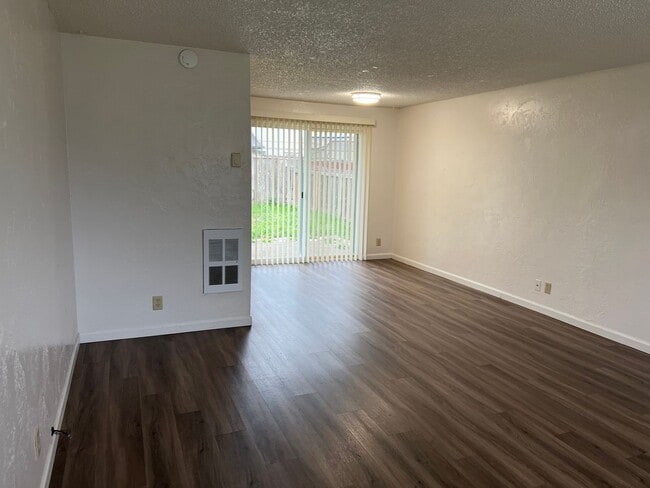 Building Photo - 2 bed 1 1/2 bath duplex in Springfield!